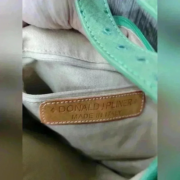 DONALD J PlLINER green faux ostrach skin design crossbody adjustable straps. - Picture 4 of 10